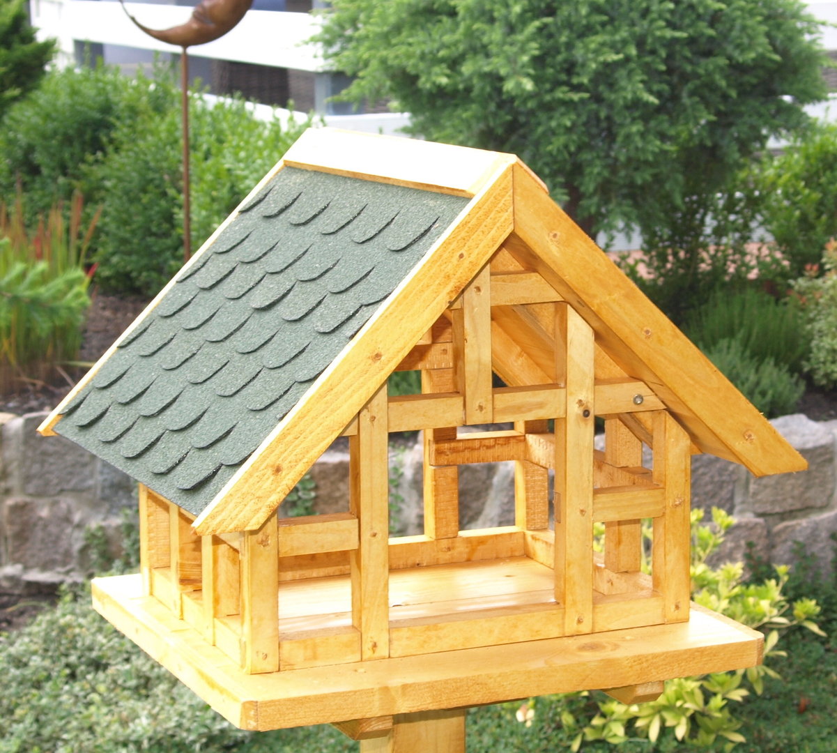 XL Fachwerk Vogelhaus in Eiche hell mit grünen Schindeldach 030 