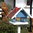 Vogellhaus Futterhaus aus der Landhaus Serie in taubenblau weiß mit rotem Schindeldach